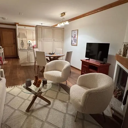 Romantic Alpine Retreat In Apartament